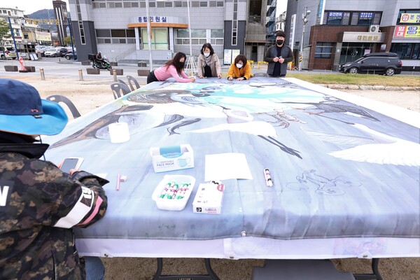 지난해 열린 제2회 생명평화문화예술제에서 시민들이 만다라를 완성하기 위해 자신의 소망을 그림으로 담고 있다.