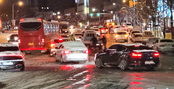 추운 날씨와 함께 폭설이 내린 17일 오후 전북 전주시 완산구 일원에서 도로가 얼어붙어 차량들이 서행하고 있다./김용기자·km4966@