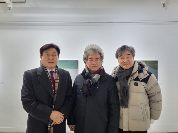 전시 오픈식이 열린 지난 20일 세 작가의 모습(왼쪽부터 이흥재, 김두해, 선기현 작가)