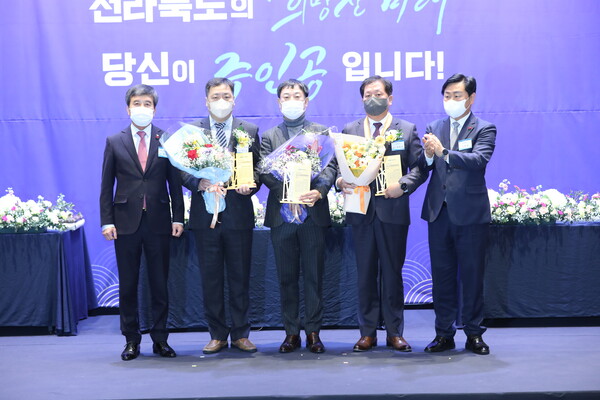 제17회 전북경제대상 대상은 효성첨단소재(주) 전주공장(왼쪽에서 두번째), 본상 경영인 부분은 이동규 (주)신성건설 대표이사(오른쪽 두번째), 기업부문은 한국차체(주) 대표이사 양은오(가운데) 각각 수상의 영예를 안았다. /전라일보