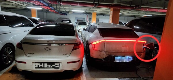 전기차 충전방해 행위로 충전시설 범위를 벗어난 장소에서 충전을 하고 있는 전기차 차주. /이상선 기자