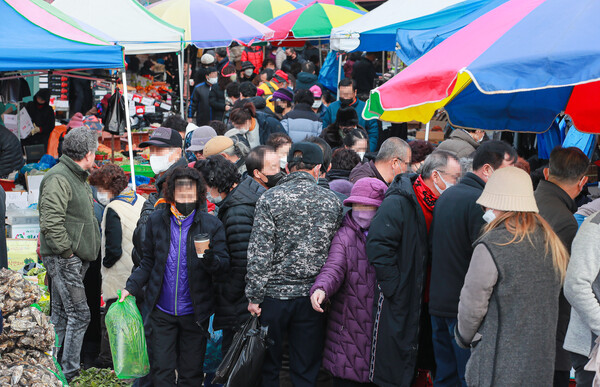 지난 18일 완주군 삼례 오일장이 설 준비를 하려는 손님들과 대목 장사로 바쁜 상인들로 북적이고 있다. /전라일보