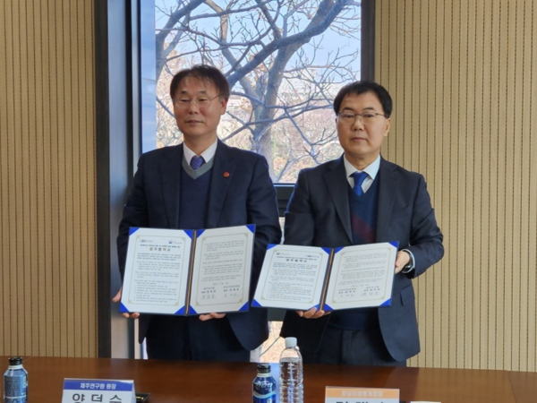 9일 호남지방통계청에 따르면 김대호 호남지방통계청 청장(오른쪽)이 양덕순 제주연구원 원장과 지난 8일 제주연구원에서 '통계데이터 제주센터 개소 및 지역통계 발전 협력'을 위한 업무협약(MOU)을 체결했다고 밝혔다.