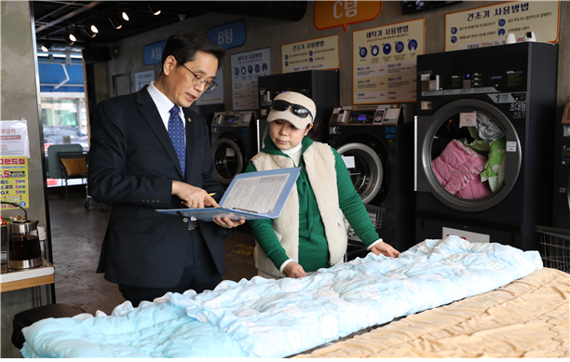 한훈 통계청장이 ‘2023년 전국사업체조사’ 대상 사업체인 대전 유성구 소재 무인빨래방을 방문해 조사를 시연하고 있다. /통계청