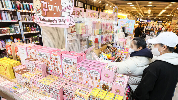 ​전주의 한 대형마트에 진열된 밸런타인데이 상품들. /전라일보