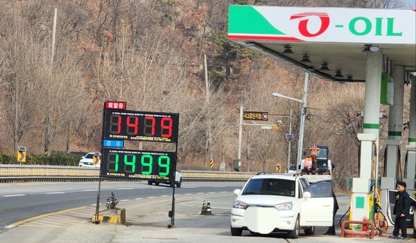 사진은 지난 14일 오전 도내 한 주유소의 모습. /이상선 기자