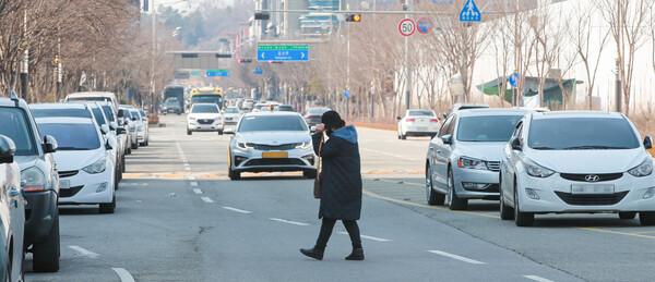 23일 전북도청 인근 마전들로에서 불법주정차 차량들이 갓길은 물론 중앙선에도 자리 잡고 있어 교통사고 위험을 증가시키고 있다.
