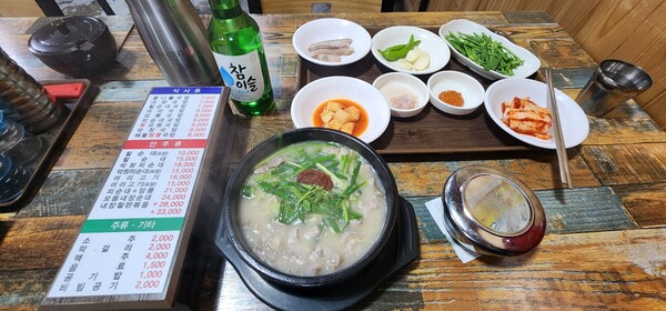 27일 오전 전주한옥마을 앞 전통시장인 남부시장에서 착한가격과 진한 국물맛으로 정통 피순대집의 40년 아성을 무너뜨린 원평시골피순대. /이상선 기자