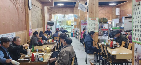 27일 오전부터 애주가들이 몰리는 이곳은 소주와 막걸리 가격이 2천으로 통상적으로 일반 음식점에 비해 반값수준이다. /이상선 기자