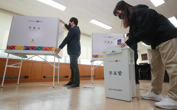 제3회 전국동시조합장선거를 하루 앞둔 7일 전주농협 본점 4층에서 전라북도선거관리위원회 관계자들이 투표소를 설치하고 있다.