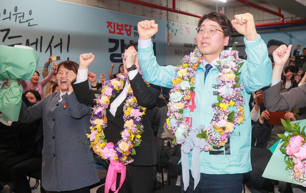 2023 상반기 재·보궐선거가 치러진 5일 전주을 국회의원에 당선된 강성희 당선자가 지지자들과 함께 기뻐하고 있다.