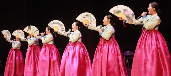 전라북도립국악원 창극단이 멋진 공연을 펼치고 있다.