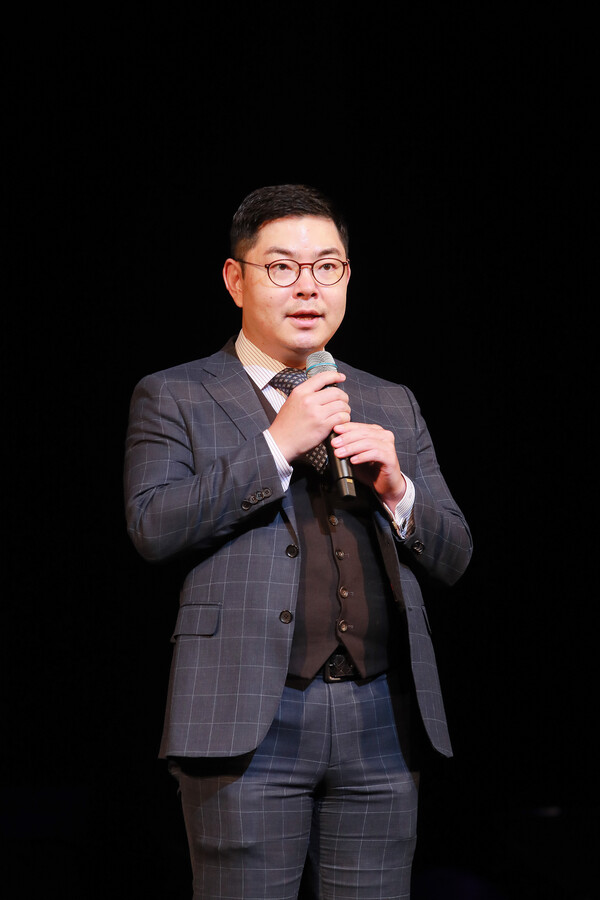 제23회 경로국악대공연이 열린 10일 전주 삼성문화회관에서 유현식 본사 대표가 환영사를 하고 있다.