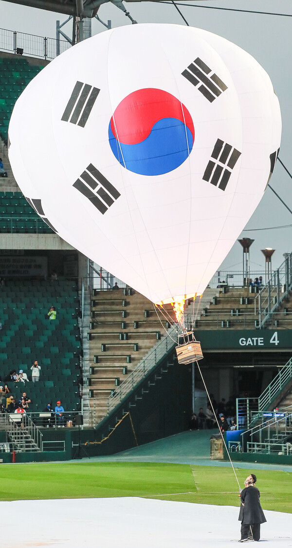 2023 전북 아시아태평양 마스터스 대회 개회식이 열린 13일 전주월드컵경기장에서 열기구의 모양을 한 태극기가 게양되고 있다.
