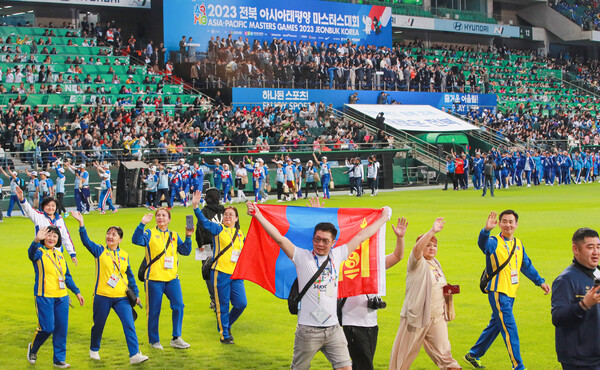 2023 전북 아시아태평양 마스터스 대회 개회식이 열린 13일 전주월드컵경기장에서 세계 각국에서 모인 선수단이 입장하고 있다.