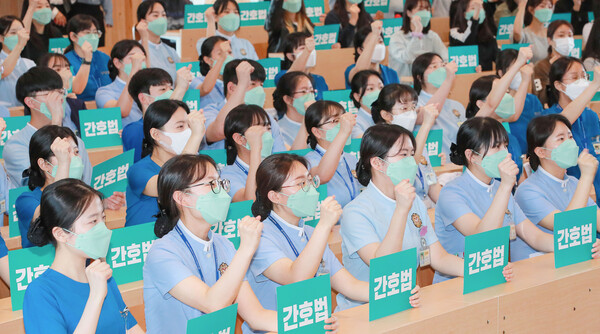 15일 전북대학교 간호대학 나이팅게일 홀에서 전북대학교 간호대학 교수회와 교직원, 학부 및 대학원 학생회 관계자들이 기자회견을 열고 간호법 공포를 촉구하고 있다.