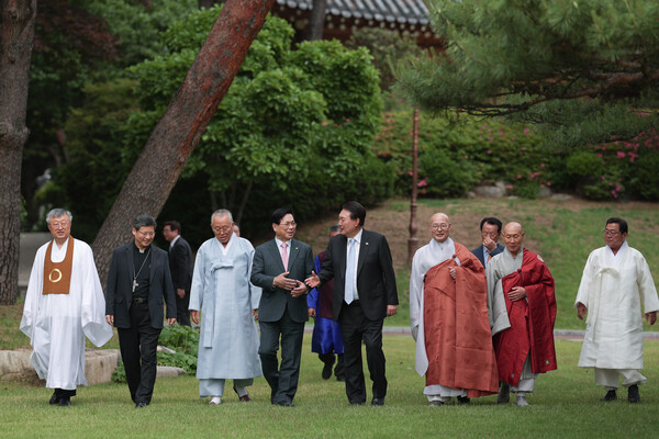 윤석열 대통령이 30일 청와대 상춘재에서 열린 종교계 지도자 초청 오찬간담회에서 참석자들과 대화하고 있다. 