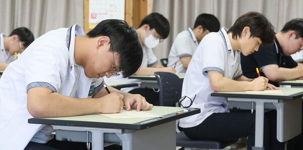 ํ์ ํ์ ๋์ ๋ฆ์ผ๋ฉฐ ์ฌ๋ ์ฌ์ฑ