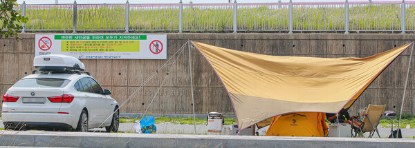 9일 새만금 방조제 일원 휴게소 주차장에서 얌체 캠핑족이 불법 캠핑을 하고 있다.