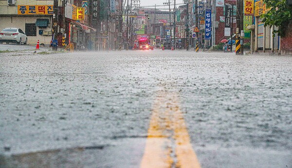 전라북도 전역에 세찬 비가 내린 14일 오후 완주군 삼례공용터미널 앞 도로가 빗물에 잠겨 출입이 통제되고 있다.