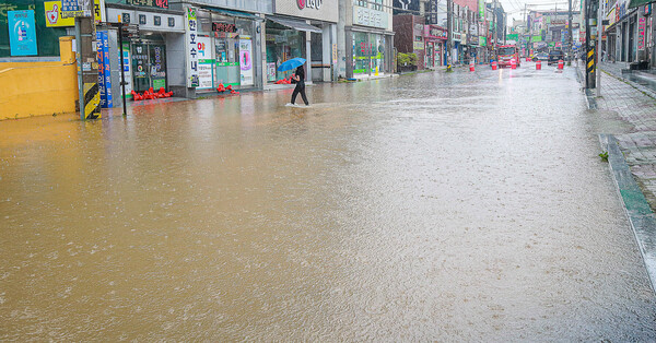 전라북도 전역에 세찬 비가 내린 14일 오후 완주군 삼례공용터미널 앞 도로가 빗물에 잠겨 출입이 통제되고 있다.