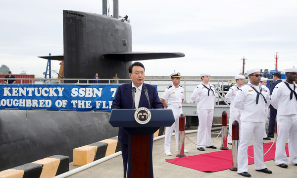 윤석열 대통령이 19일 부산 남구 해군작전사령부 부산작전기지에 입항한 미국의 오하이오급 핵추진 탄도유도탄 잠수함(SSBN) 켄터키함 앞에서 격려사를 하고 있다. /사진=연합