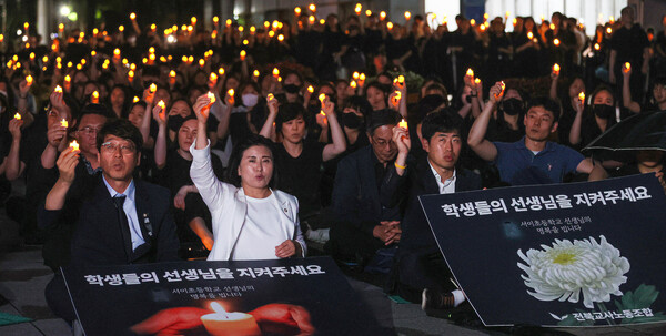 고인이 된 서이초등학교 교사 추모식이 진행된 22일 전주시 전북도교육청 앞 광장에서 전주시내 교사들과 교육계 관계자들이 촛불을 들어올리며 고인을 추모 하고 있다.