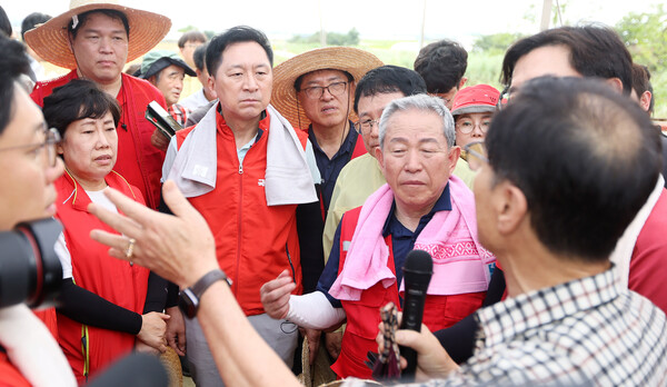 김기현 국민의힘 대표가 25일 익산시 용안면 수해피해 지역을 찾아 마을 주민의 의견을 듣고 있다.