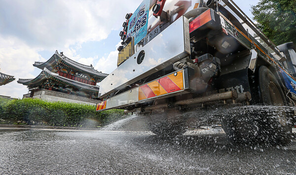 전국적으로 불볕더위가 이어지고 있는 31일 전주시 풍남문 로터리에서 살수차가 지열을 식히기 위해 물을 뿌리고 있다.