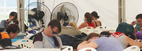 새만금 잼버리 야영장이 위치한 부안군에 폭염 경보가 내려진 1일 잼버리 참가자들이 행사장 내부에 설치된 천막에서 선풍기 바람을 쐬며 더위를 피하고 있다.