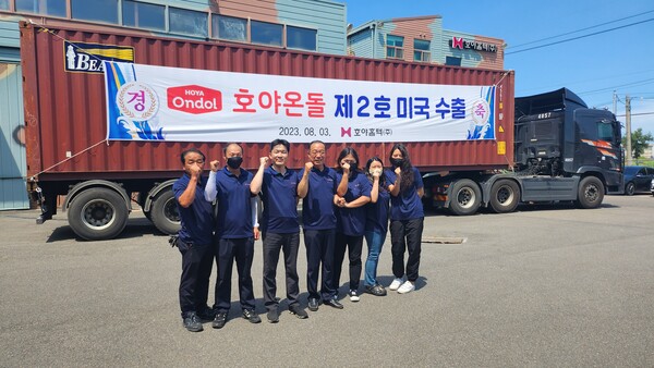 전북 군산 국가산단 입주기업 호야홈텍이 생산한 호야온돌 4,000세트와 부자재가 3일 미국시장  수출길에 올랐다.