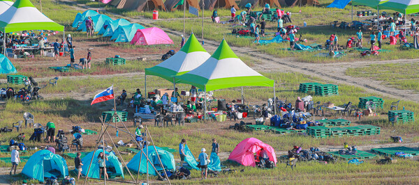 제6호 태풍 '카눈'의 북상으로 인해 세계스카우트 잼버리 참가자들의 비상대피가 실시된 8일 부안군 새만금 세계스카우트 잼버리 부지에서 잼버리 참가자들이 텐트를 철거하며 철수 준비를 하고 있다.
