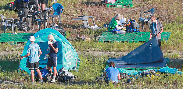 제6호 태풍 '카눈'의 북상으로 인해 세계스카우트 잼버리 참가자들의 비상대피가 실시된 8일 부안군 새만금 세계스카우트 잼버리 부지에서 잼버리 참가자들이 텐트를 철거하며 철수 준비를 하고 있다.
