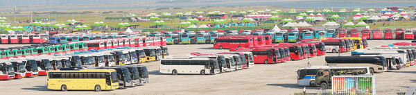 제6호 태풍 '카눈'의 북상으로 인해 세계스카우트 잼버리 참가자들의 비상대피가 실시된 8일 부안군 새만금 세계스카우트 잼버리 부지 주차장에 대형 버스들이 잼버리 참가자들의 수송을 위해 대기하고 있다.