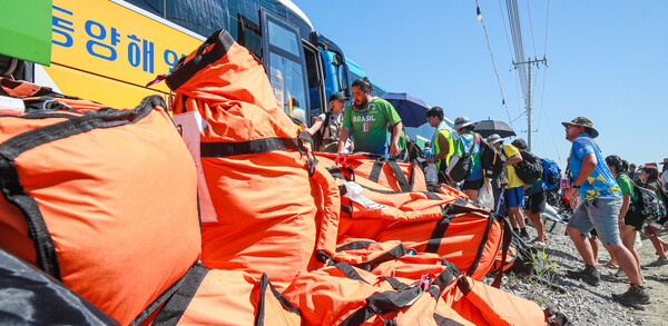 제6호 태풍 '카눈'의 북상으로 인해 세계스카우트 잼버리 참가자들의 비상대피가 실시된 8일 부안군 새만금 세계스카우트 잼버리 부지에서 잼버리 참가자들이 대피를 위해 버스에 짐을 싣고 있다.
