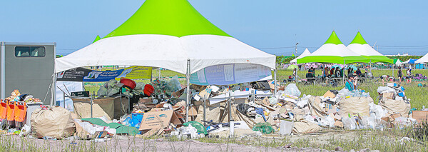 세계스카우트 잼버리 참가자들의 비상대피가 실시된 8일 부안군 새만금 세계스카우트 잼버리 부지에 각종 생활 쓰레기들이 잔뜩 모여있다.