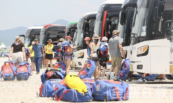 /영국 잼버리 참가자들이 호텔로 향하기 위해 버스에 탑승하고 있다.