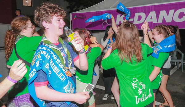 2023 새만금 제25회 세계스카우트 잼버리 사후 관광 프로그램인 ‘JB-스카우트의 밤’ 행사가 열린 12일 전북대학교 학술문화관에서 아일랜드 스카우트 대원들이 K-POP댄스에 춤을 추며 즐거워하고 있다.
