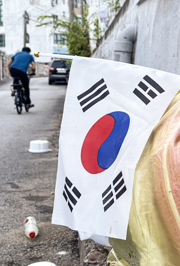 광복절을 하루 앞둔 14일 완주군 삼례읍 일원에서 태극기가 쓰레기봉투에 담겨 버려져 있다.