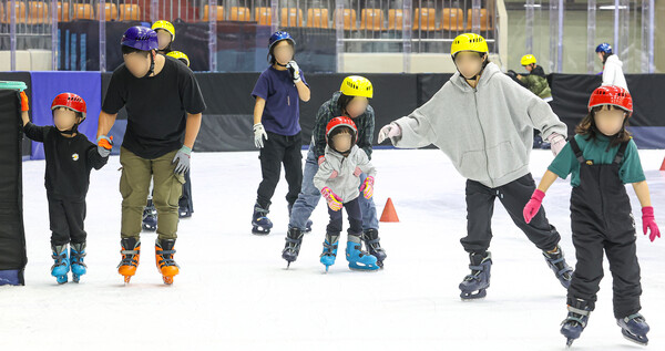 전주시 최고기온이 30도를 넘어가며 무더위가 이어진 16일 전주시 화산체육관 빙상경기장을 찾은 시민들이 스케이트를 타며 더위를 식히고 있다.
