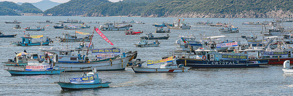17일 새만금로 일원 해상에서 군산 어민들이 어선을 동원하여 새만금신항 관할권 사수를 위한 집회를 갖고 있다.