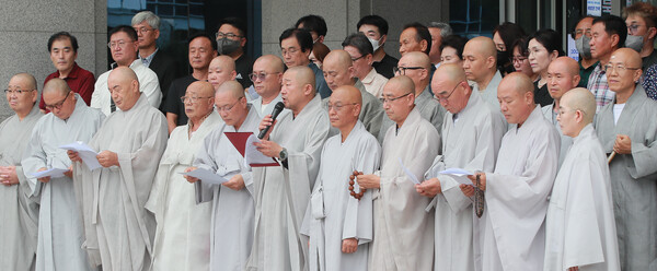 23일 전북도청 앞에서 전북범불교도연합 관계자들이 기자회견을 열고 잼버리 파행에 대한 전북 불교계의 성명서를 발표하고 있다.