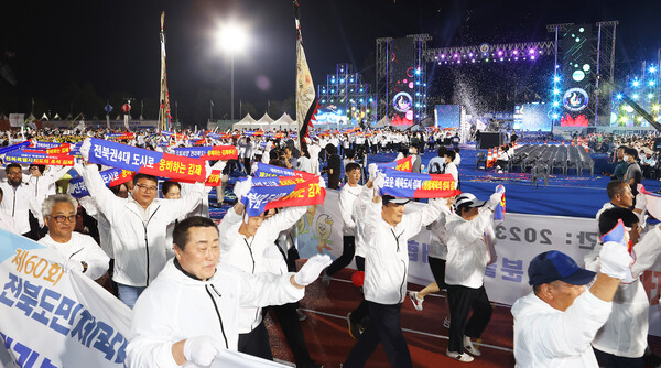 제60회 전북도민체육대회 개회식이 열린 1일 김제시 김제시민운동장에서 대회에 참가한 김제시 대표 선수단이 입장하고 있다.