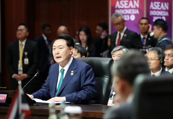  윤석열 대통령이 6일(현지시간) 인도네시아 자카르타 컨벤션 센터(JCC)에서 열린 한·아세안(ASEAN·동남아시아국가연합) 정상회의에서 발언하고 있다. /사진=연합