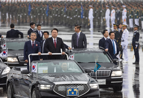 윤석열 대통령이 26일 성남 서울공항에서 열린 건군 제75주년 국군의날 기념식에서 사열하고 있다. /연합