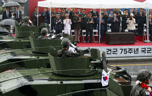 건군 75주년 국군의날 시가행진이 열린 26일 서울 광화문 광장 관람무대에서 윤석열 대통령이 장비 부대의 시가 행진을 지켜보고 있다./연합