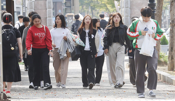 아침저녁으로 쌀쌀한 날씨가 이어진 10일 전북대학교 캠퍼스 일원에서 학생들이 긴팔 옷과 외투를 입은 채 걷고 있다.