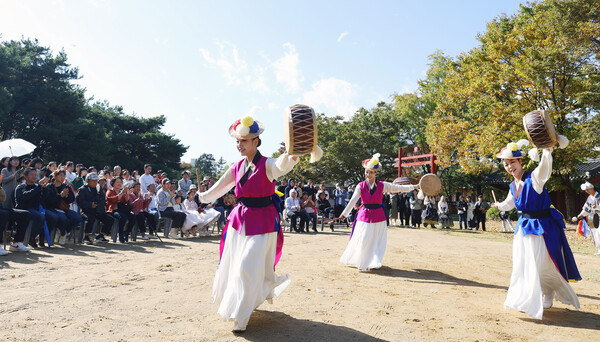 태조어진 봉안축제가 진행된 21일 전주 한옥마을 경기전 일원에서 시민들이 히스토리텔링 국악콘서트의 전통공연을 관람하고 있다.