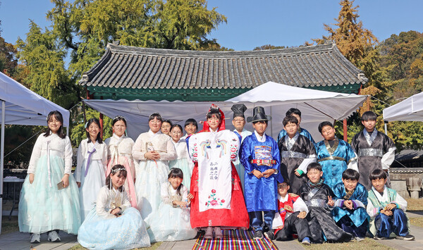 전주 향교에서 전통 혼례 체험이 진행된 11일 전통 혼례복을 입은 꼬마 신랑과 꼬마 신부와 함께 체험에 참여한 어린이들이 기념 촬영을 하고 있다.