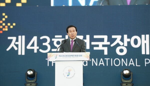 박홍률 목포시장이 제43회 전국장애인체육대회 개회 선언을 하고 있다.